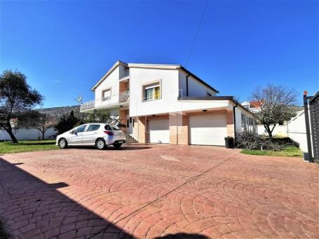 Lijepo namještena kuća, 320m2, Tološi, Podgorica