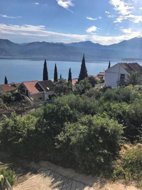 Plac u Krašićima sa pogledom na Boku Kotorsku!