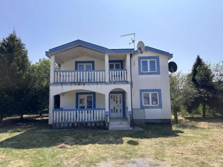 Dvospratna kuća u Gornjoj Gorici 5 km od centra Podgorice!