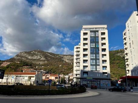 Poslovni prostor 554 m2 i 10 parking mjesta blizu Mega Mall u Budvi!
