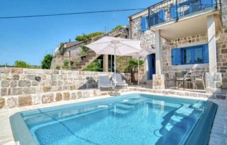 Vila sa bazenom i pogledom na more u Bečićima na 1 godinu