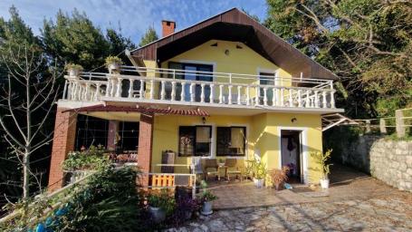 Dvospratna kuća 143m2 sa bazenom u Ratiševini, Herceg Novi