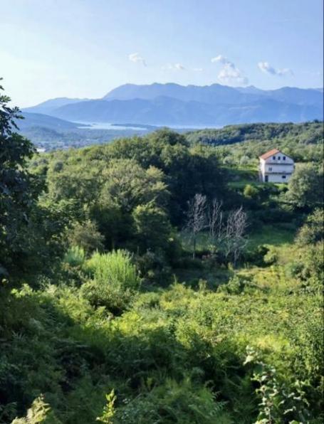 Plac od 300 m2 sa pogledom na more u Radanovićima pored restorana Velji Mlini