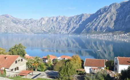 Plac uz more sa urbanistickim uslovima 50 metara od mora u Prcnju, Kotor