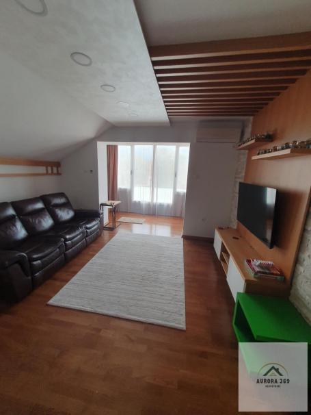 RUMA, KUDOŠ, TROIPOSOBAN DUPLEX, 90ak m2, NAMEŠTEN, RENOVIRAN, SA 2 GARAŽE