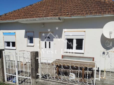 Legalna kuća sa velikom urbanizovanom ravnom parcelom