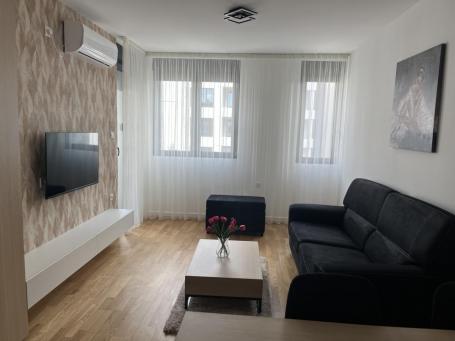 LUX, NOV JEDNOIPOSOBAN STAN SA PARKINGOM - ŠIRI CENTAR