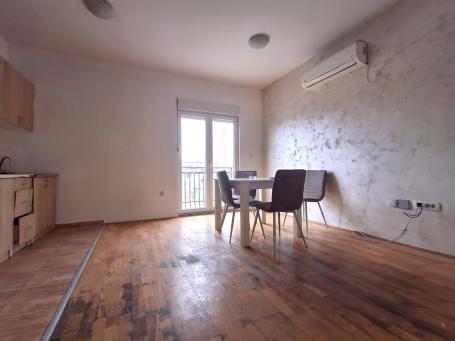 Trosoban nenamješten stan, 65m2, Stari aerodrom, Podgorica