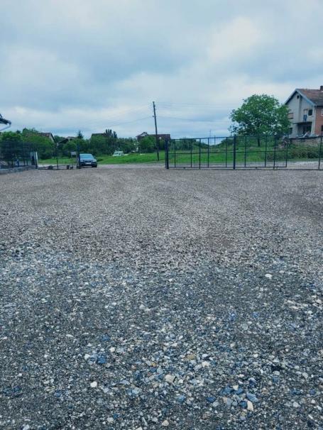 Dobar ograđen plac 1039m2, struja, vod, nasut tucanik -Klisa