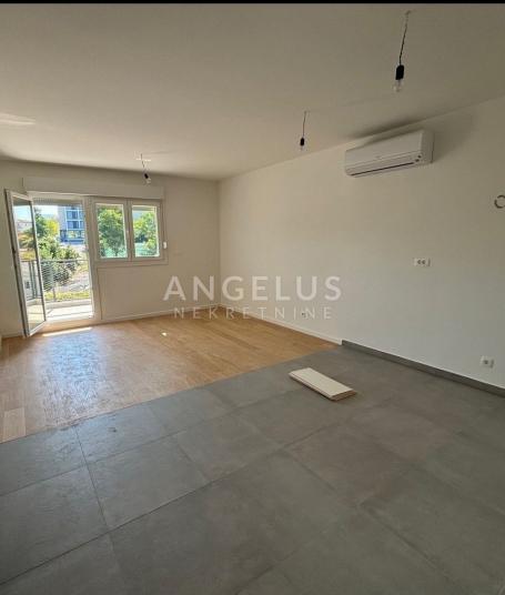 Split, Žnjan - NOVOGRADNJA, trosoban stan sa dva parkirna mjesta i pogledom na more, 79. 05 m2