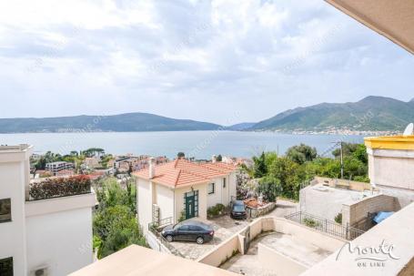 Udoban jednosoban stan sa panoramskim pogledom na more u Tivtu