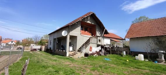 Porodična kuća u selu Trupale na 20 ari placa