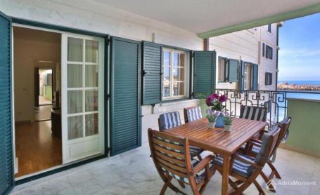 Prvi red do mora - Sveti Stefan, apartman s 4 spavaće sobe