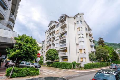 Garsonjera u centru Tivta sa mogućnošću adaptacije