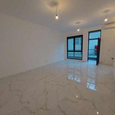 Zemun - Ugrinovačka, lokal 30 m2, novogradnja, prizemlje