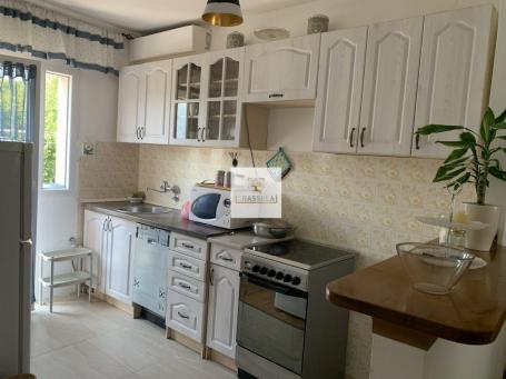 Šarmantna kuća na dva nivoa u Lastvi Grbaljskoj – Odlična za porodični život i izdavanje