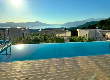 Komforna vila sa infiniti bazeinom i prelijepim i direktnim pogledom na more u naselju Kavač, Kotor