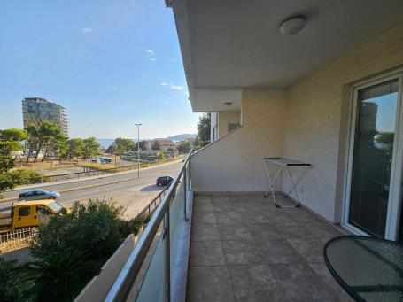 Dvosoban namesten stan 90m2 sa pogledom na more na atraktivnoj lokaciji -Becici