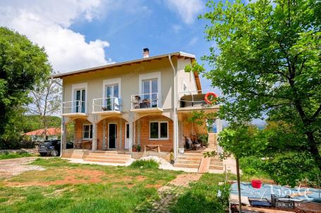 Predivna kuća sa pogledom na Tivatski zaliv i planine u Radovićima, Luštica