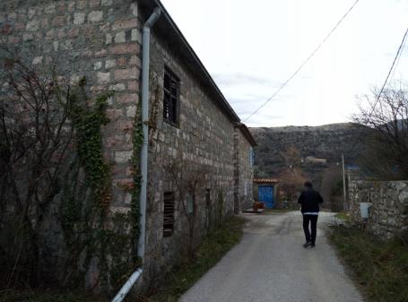 Kamena kuca sa velikim placem 