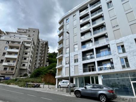 Jednosoban stan sa terasom u Bečićima!