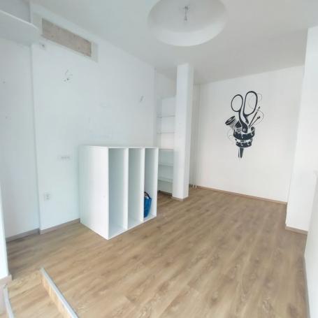 Novi Beograd - Bežanijska kosa 1, lokal površine 48 m2, na dva nivoa