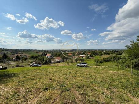 Plac sa Prelepim Pogledom na Grad i Okolnu Prirodu