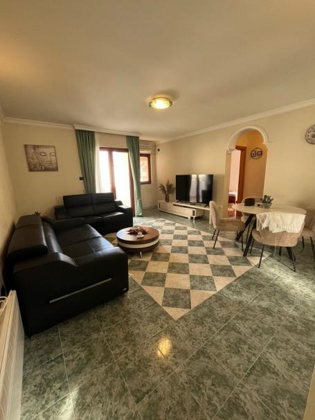 Dvosoban namešten stan 70m² u naselju Babilonija, Budva (na duzi period)