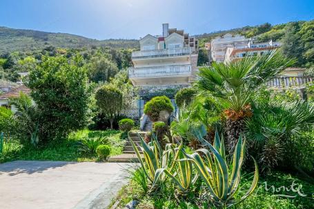 Hitna prodaja! Kuća na četiri nivoa na prvoj liniji sa molom u Njivicama, Herceg Novi