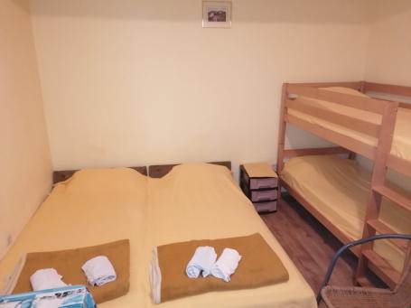 Izdajem cetvorokrevetni sudio-apartman u Djenovicima