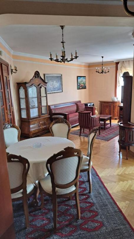 Ekskluzivan četvoroiposoban stan u Lovćenskoj