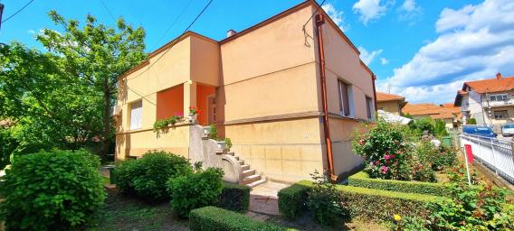 Izdajem salonsku kuću u Jagodin mali