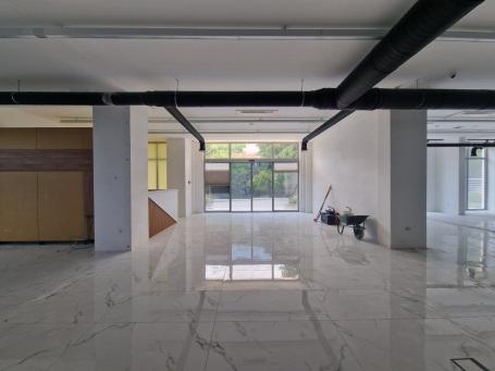 Prostrani poslovni prostor 345 m² sa magacinom i 9 parking mesta – Budva, atraktivna lokacija (na du