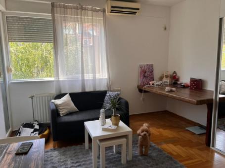 Izadavanje stana - Novi Sad/centar 38m2 + parking mesto u dvoristu zgrade = 400e