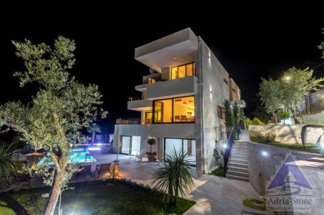 Prodaja, Kuća, 420m2 , ĐENOVICI