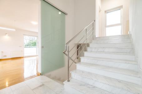 Zagreb, Gajnice, poslovna zgrada novije gradnje s tri stana, vrtom, ostavom i garažom NKP 453 m2