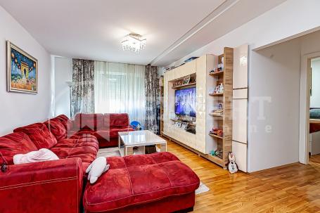 Trosoban, Lux u centru, III. sprat, lift, toplotne pumpe