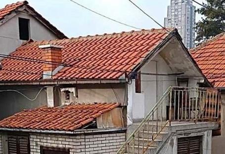 Konjarnik, Mihajla Lalića, uknjižen 1. 0 stan nedaleko od Ustaničke ..