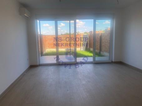 Stan sa dvorištem !