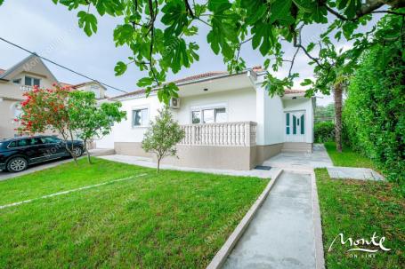 Renovirana jednospratna kuća sa mogućnošću izgradnje dogradnje u naselju Dumidran, Tivat
