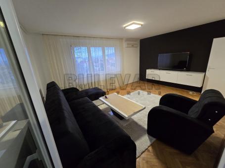 Izdaje se odličan dvosoban stan na Panteleju, 54m2
