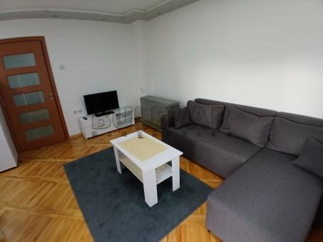 Izdaje se odličan, dvoiposoban stan u Durlanu, kod pijace, 54m2