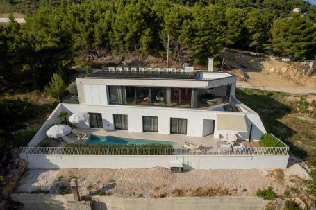 Solin, Klis, novoizgrađena villa NKP 221 m2