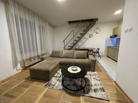 Namešten dvosoban dupleks 54m2 sa uračunatim komunalijama - strogi centar