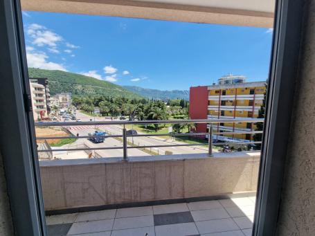 Trosoban stan 120m2 u centru Budve (na duzi period)