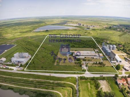 SAMO KOD NAS! Na prodaju fabrika, 6585m2 pod objektima, 15 ha zemljišta