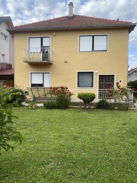 Kuća sa dva trosobna stana, delom opremljena nameštajem, ključ u agenciji.