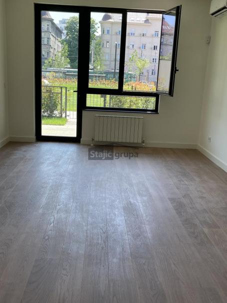 QVARTET 3-lux, sa dvorištem