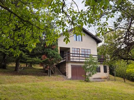 VIKENDICA U RAKOVCU, KUĆA NA LEPOM PLACU S POGLEDOM NA GRAD