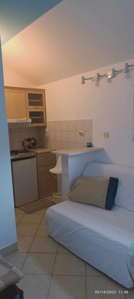 Izdajem studio-apartman u Meljinama